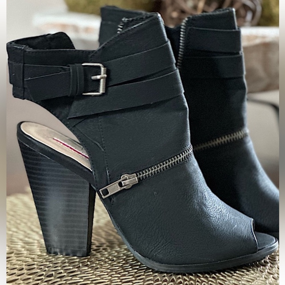 Gorgeous and sexy peep toe heels